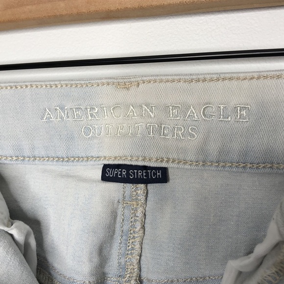 American Eagle Light Wash Hi-Rise Shortie Size 8 - Picture 5 of 7